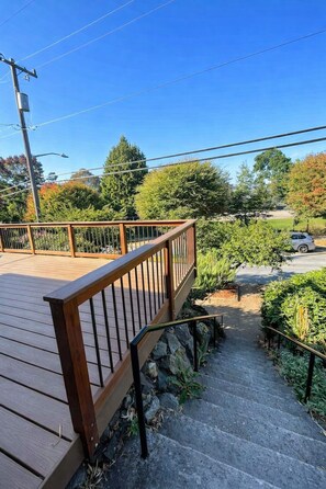 Property grounds - Fremont Artful Escape | Walkable Garden Apartment (Seattle)