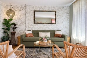 Smart TV, books - Fremont Artful Escape | Walkable Garden Apartment (Seattle)