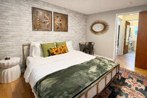 1 soverom, skrivebord, strykejern/-brett og reiseseng for barn