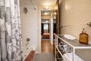 Hårføner, håndklær, såpe og sjampo