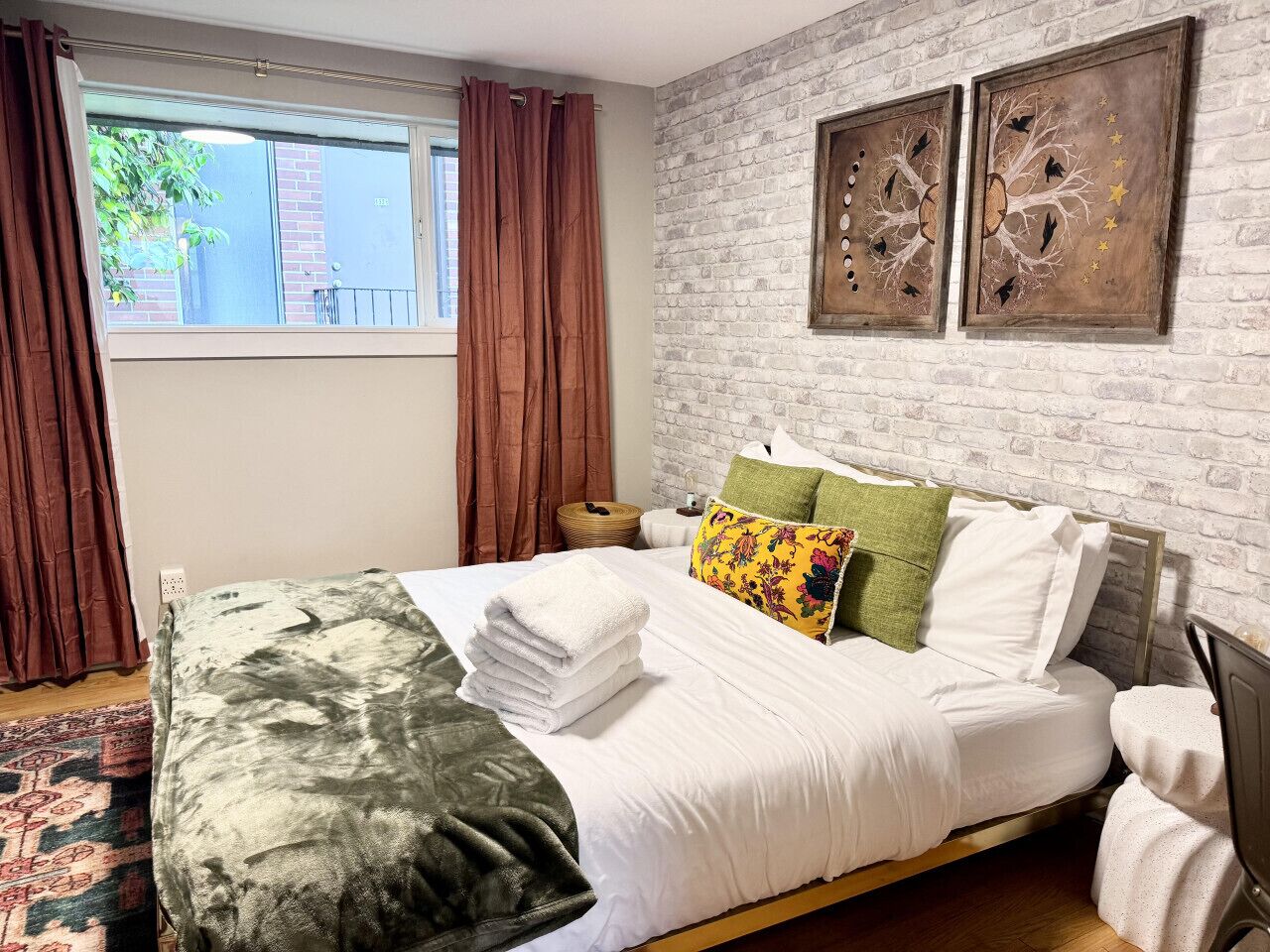 3 soverom, skrivebord, strykejern/-brett og reiseseng for barn