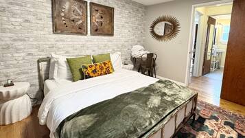 3 bedrooms, desk, iron/ironing board, travel cot
