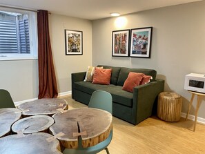 TV connectée, livres, espaces bureaux