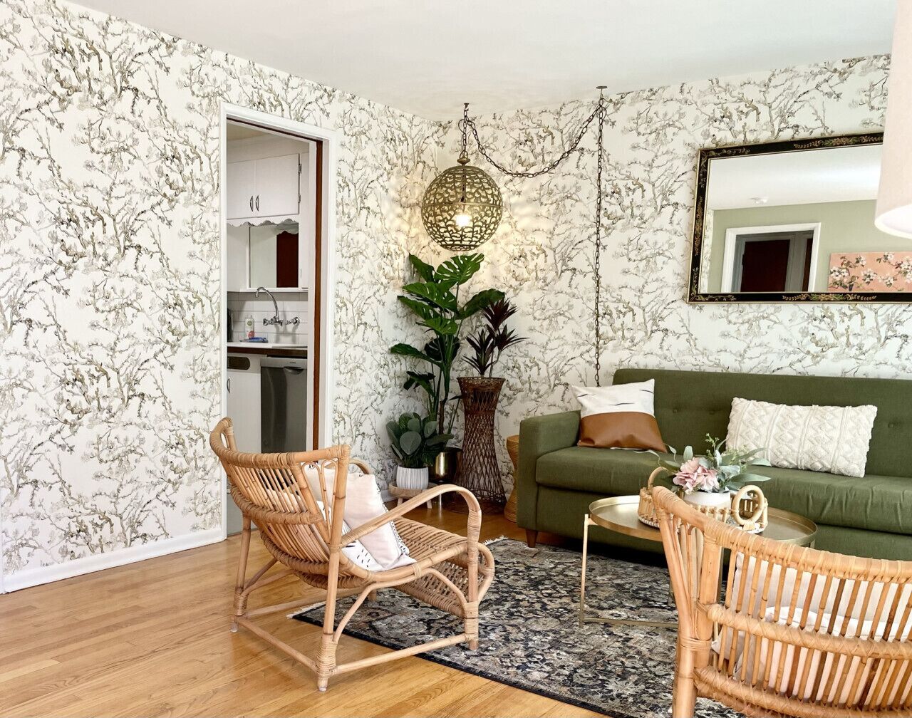 Smart TV, books, offices. Fremont Nirvana | Chic Townhome Near Bars & Eats