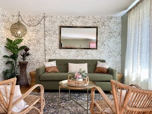 TV connectée, livres, espaces bureaux