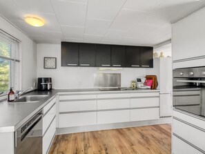 Køleskab, opvaskemaskine, køkkentøj/tallerkener/redskaber