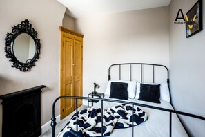 2 bedrooms, iron/ironing board, free WiFi, bed sheets - Comfortable 2-Bed House with Garden & Free Parking (Northampton)