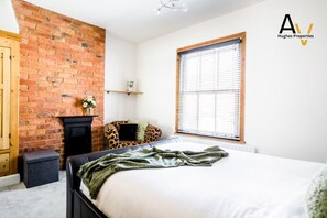 2 bedrooms, iron/ironing board, free WiFi, bed sheets - Comfortable 2-Bed House with Garden & Free Parking (Northampton)