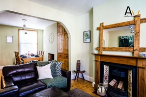 TV, fireplace, books - Comfortable 2-Bed House with Garden & Free Parking (Northampton)