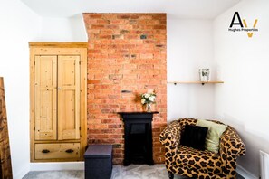 Interior - Comfortable 2-Bed House with Garden & Free Parking (Northampton)