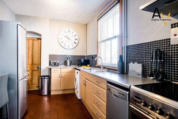 ثلاجة، ميكروويف، فرن، موقد طهي مسطح