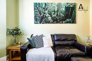 TV, fireplace, books - Comfortable 2-Bed House with Garden & Free Parking (Northampton)