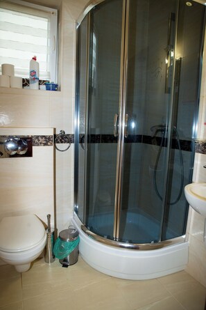 Douche, sèche-cheveux, serviettes fournies, savon