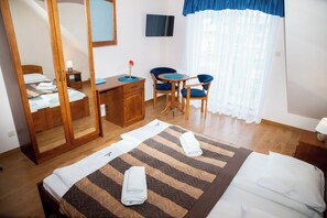 3 chambres, fer et planche à repasser, Wi-Fi, draps fournis