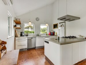 Kühlschrank, Ofen, Geschirrspüler, Hochstuhl