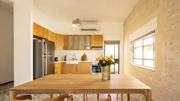 Apartemen | Dapur pribadi | Lemari es, microwave, oven, dan kompor