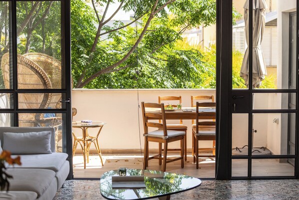 Apartment | Balcony - Rustic Charm Tel Aviv CTR by Sea N' Rent (Tel Aviv)
