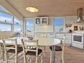 Kylskåp, ugn, diskmaskin och barnstol