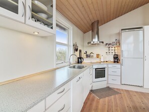 Kylskåp, ugn, diskmaskin och barnstol