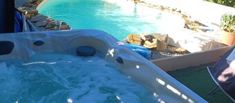 Suite Noelie, son Ecran de Cinema et sa Baignoire d Époque