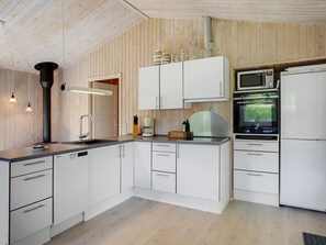 Kjøleskap, mikrobølgeovn, oppvaskmaskin og høy barnestol