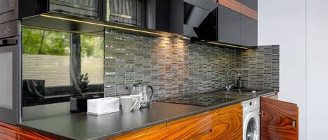 Kjøleskap, mikrobølgeovn, ovn og kokeplater