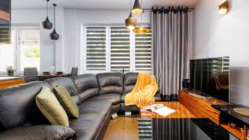 Una televisión, una oficina