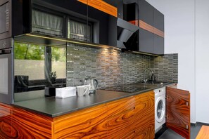 Frigorifero, microonde, forno, piano cottura