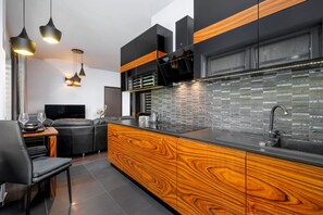 Kylskåp, mikrovågsugn, ugn och spishäll