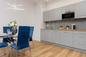 Frigorífico, microondas, placa de cocina y lavavajillas