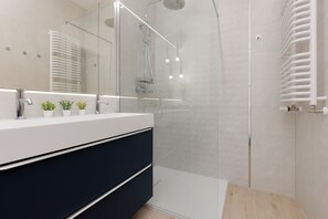 Ducha, secador de pelo, toallas, shampoo