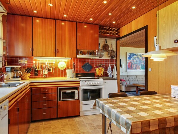 Køleskab, mikrobølgeovn, opvaskemaskine, køkkentøj/tallerkener/redskaber