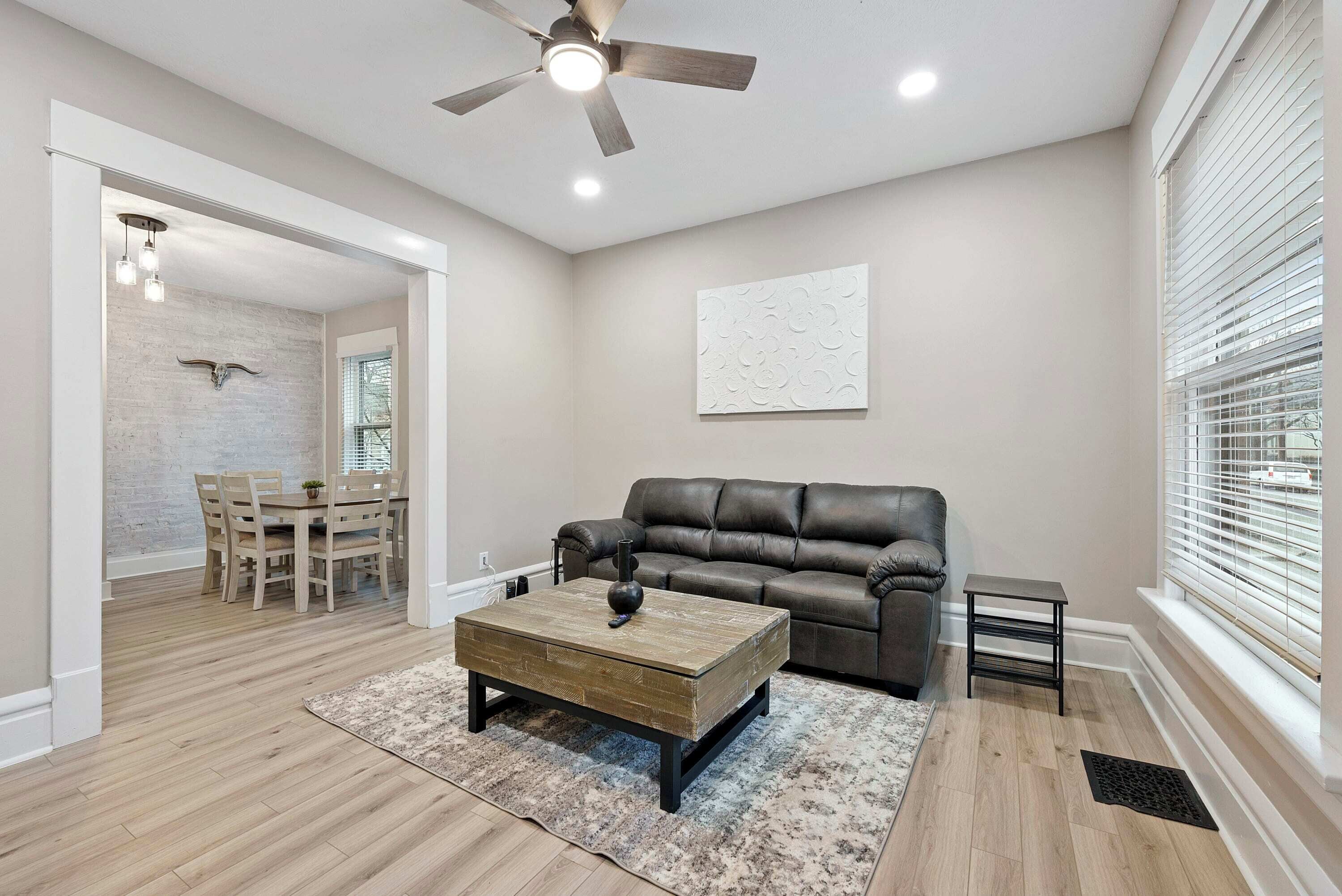 3 Br/ 11 Bed- Perfect location