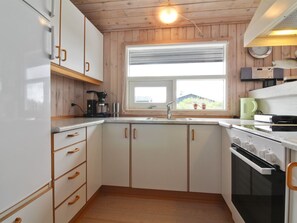 Køleskab, ovn, køkkentøj/tallerkener/redskaber