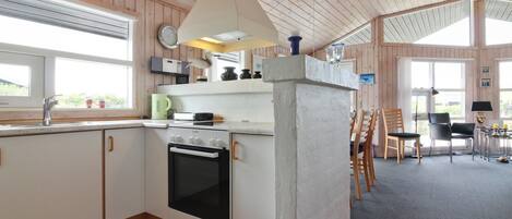 Køleskab, ovn, køkkentøj/tallerkener/redskaber