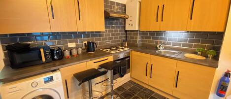 Kühlschrank, Mikrowelle, Ofen, Herdplatte