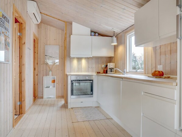 Kylskåp, ugn, diskmaskin och barnstol