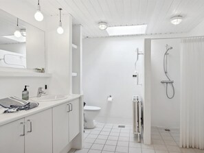 Bathroom - "Helja" - 125m from the sea by Interhome (Hals)