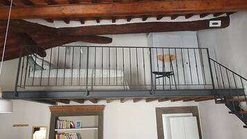 1 chambre, bureau, fer et planche Ă  repasser, lit parapluie