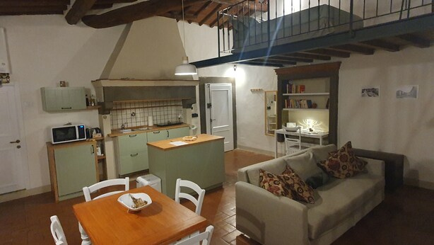 A compact living space with a kitchen, dining area, and a sofa. - Loft - Le Maioliche (Montelupo Fiorentino)
