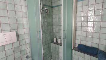 Doccia, asciugacapelli, bidet, asciugamani