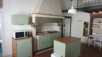 Réfrigérateur, micro-ondes, four, plaque de cuisson