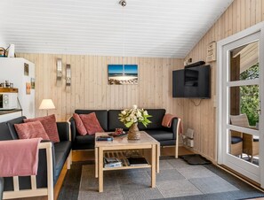 Een televisie en een open haard