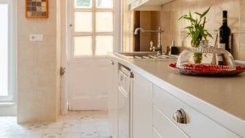 Kjøleskap, mikrobølgeovn, ovn og kokeplater