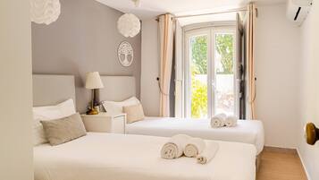 4 bedrooms, desk, soundproofing, iron/ironing board