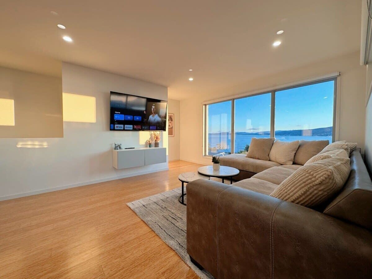 Seaside Chic Villa With Breathtaking Ocean Views - Hobart