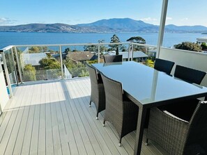 Outdoor dining - Seaside Chic Villa with Breathtaking Ocean Views (Howrah)