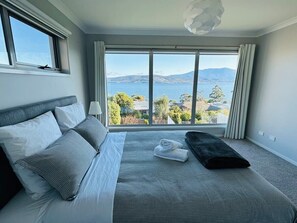 4 bedrooms, desk, iron/ironing board, WiFi - Seaside Chic Villa with Breathtaking Ocean Views (Howrah)