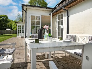 تناول الطعام بالخارج