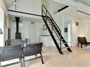 تلفزيون، مدفأة، مشغل دي في دي